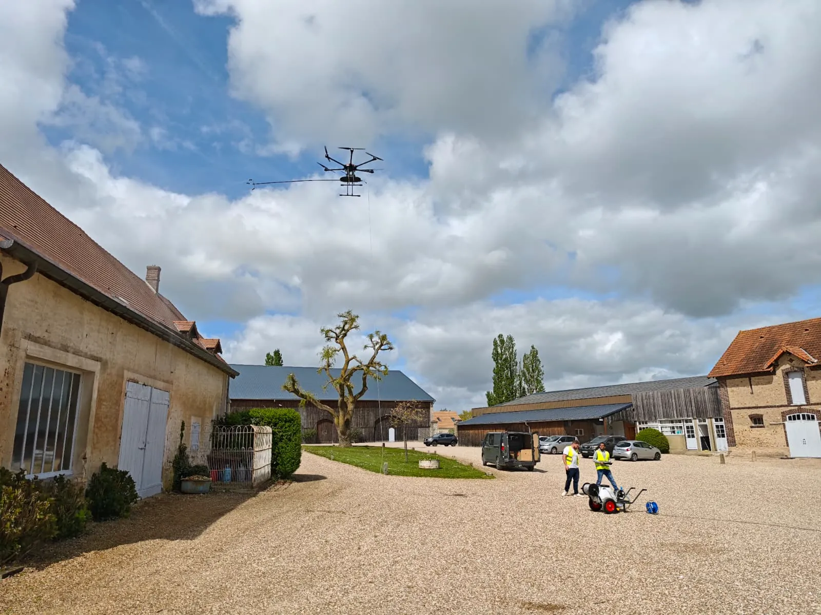 Drone en vol au-dessus de la cour du campus TELEPILOTE de Marcq, stagiaires au sol pendant un exercice