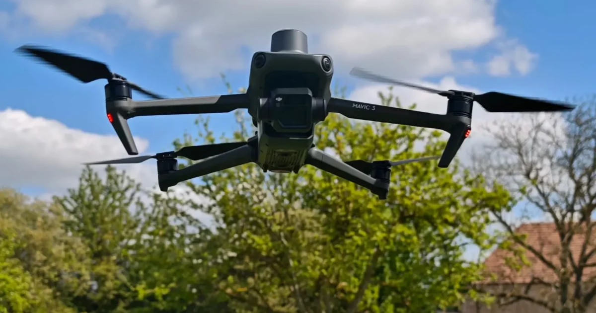 Drone en vol rapproché au-dessus du terrain du campus TELEPILOTE de Marcq pendant le parcours Opérateur de prise de vue en drone