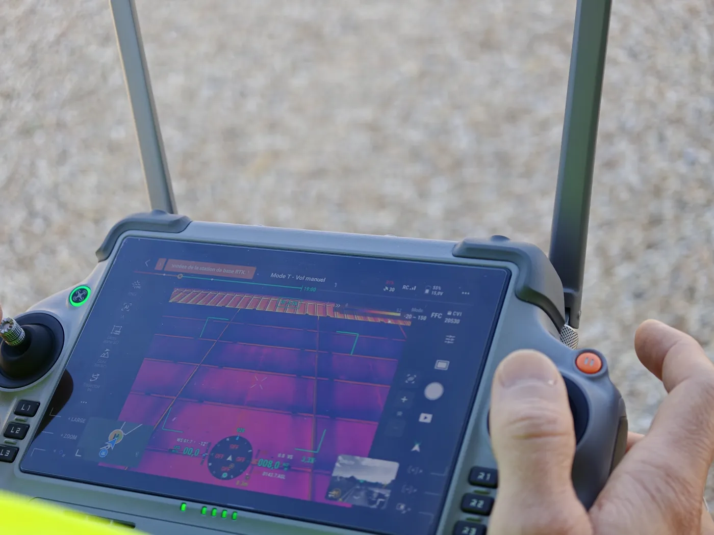 Thermogramme des panneaux photovoltaïques affiché sur l'écran de la radiocommande pendant l'inspection par drone, formation thermographie TELEPILOTE