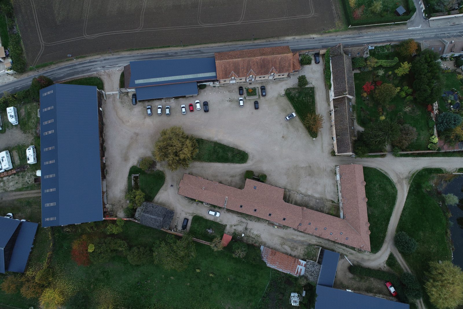 Vue aérienne du campus TELEPILOTE de Marcq (78) : hangar, plateau de vol et terrain homologué