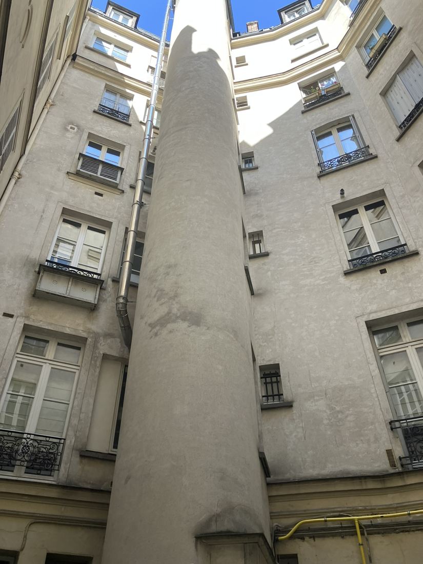 Cour intérieure — vue d'ensemble en hauteur — inspection par drone, TELEPILOTE