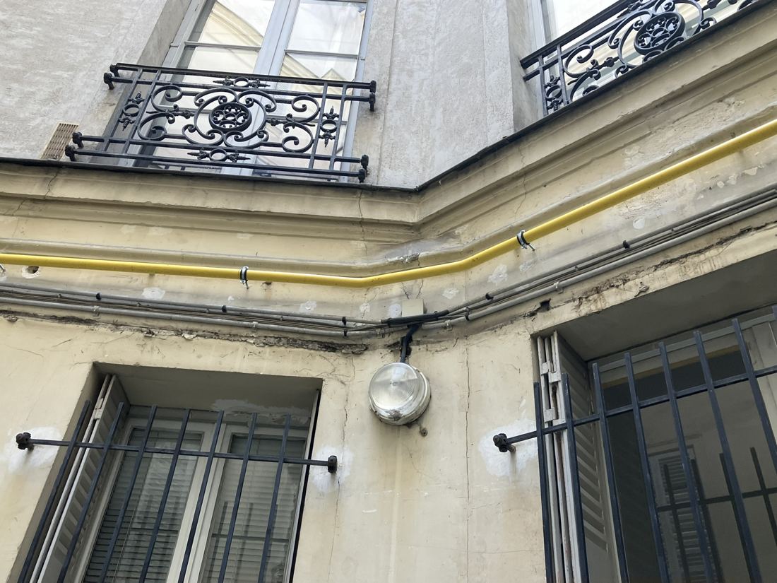 Garde-corps et balcon — contrôle d'éléments saillants — inspection par drone, TELEPILOTE