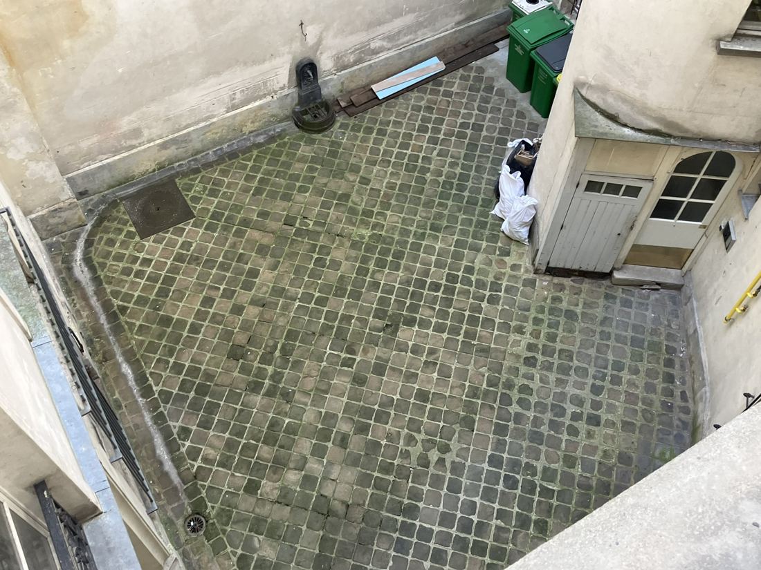Angle de façade et descente d'eau pluviale — inspection par drone, TELEPILOTE