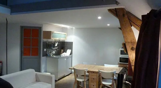 Cuisine équipée et coin repas d’un logement de la Ferme du Buc sur le campus