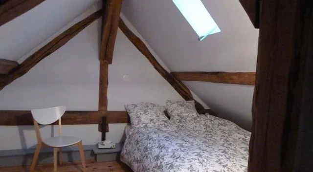 Chambre du duplex de la Ferme du Buc, sous les poutres, sur le campus TELEPILOTE