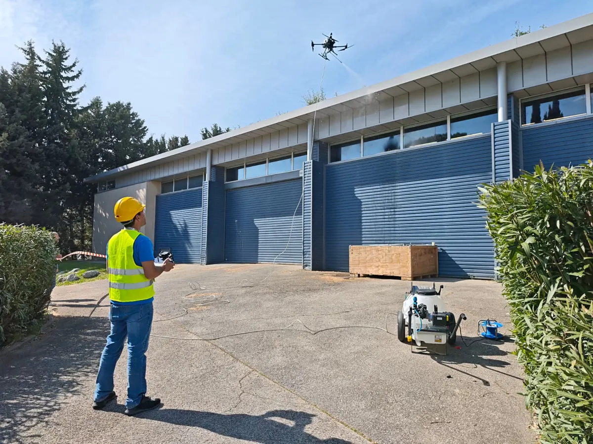 Drone de pulvérisation sur toiture et bardage pour Formation Démoussage drone — Nettoyage TELEPILOTE.