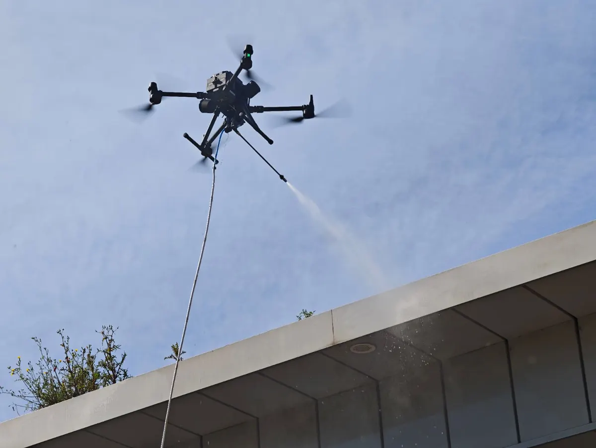 Drone de pulvérisation sur toiture et bardage pour Formation Démoussage drone — Nettoyage TELEPILOTE.
