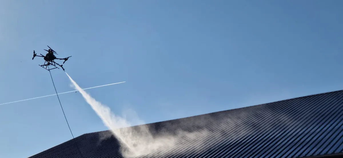 Drone de pulvérisation sur toiture et bardage pour Formation Démoussage drone — Nettoyage TELEPILOTE.