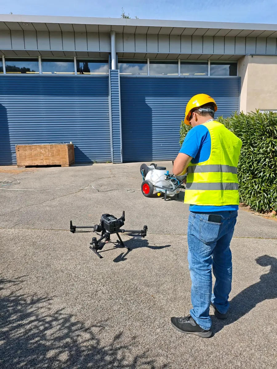 Drone de pulvérisation sur toiture et bardage pour Formation Démoussage drone — Nettoyage TELEPILOTE.
