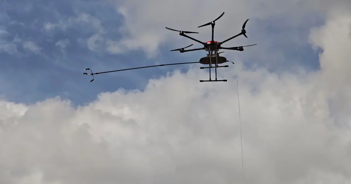Drone de pulvérisation avec rampe en vol pour le démoussage d'une toiture