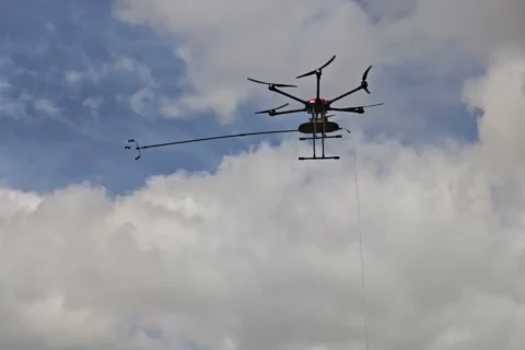 Équiper une équipe de couvreurs en drone de démoussage : le guide de décision