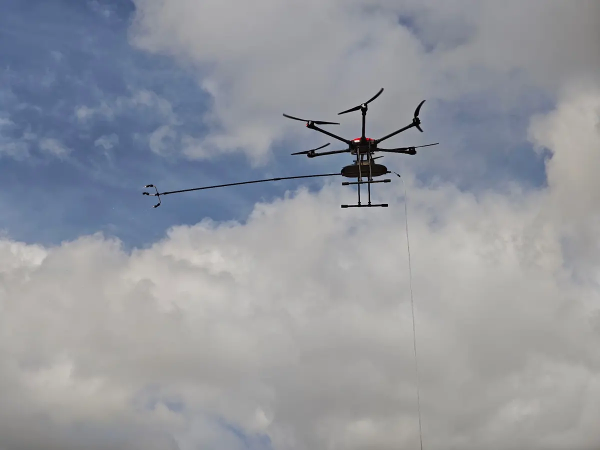 Drone de pulvérisation en exercice de démoussage pour Formation Démoussage drone — Nettoyage TELEPILOTE.