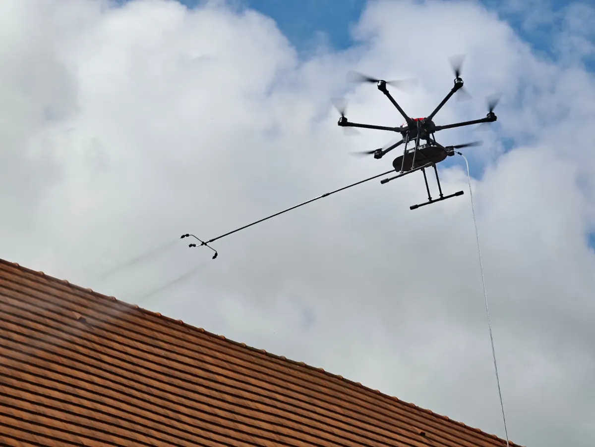 Drone de pulvérisation en exercice de démoussage pour Formation Démoussage drone — Nettoyage TELEPILOTE.
