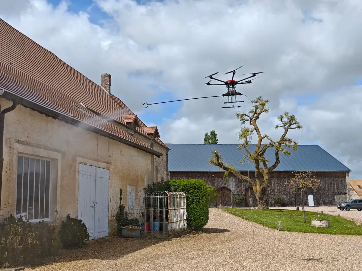 Drone de pulvérisation en exercice de démoussage pour Formation Démoussage drone — Nettoyage TELEPILOTE.