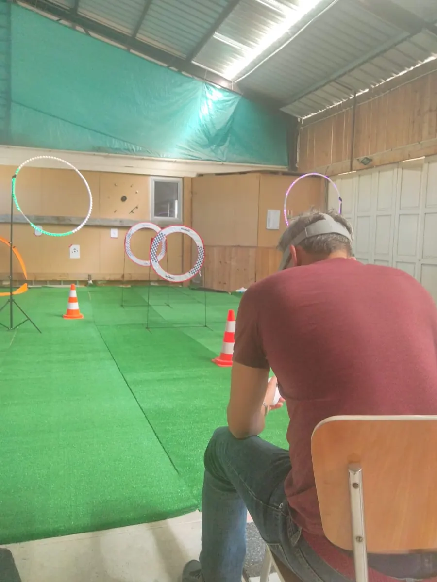 Entraînement fpv indoor avec obstacles pour Formation FPV Cine — Pilotage immersif drone TELEPILOTE.