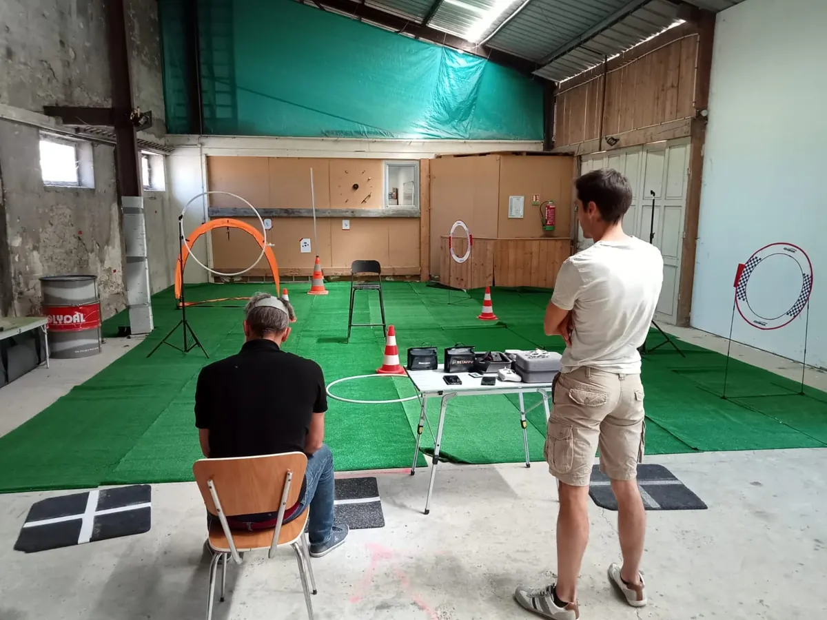 Parcours de portes en intérieur pour l'entraînement au pilotage FPV en immersion