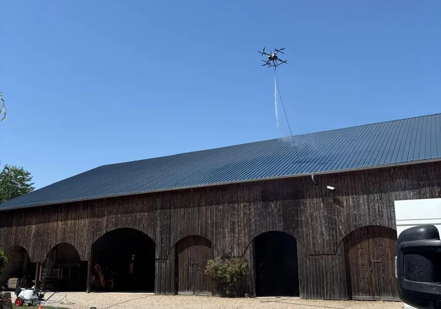 Stagiaire pilotant un drone FPV avec un casque d'immersion pendant la formation FPV ciné TELEPILOTE