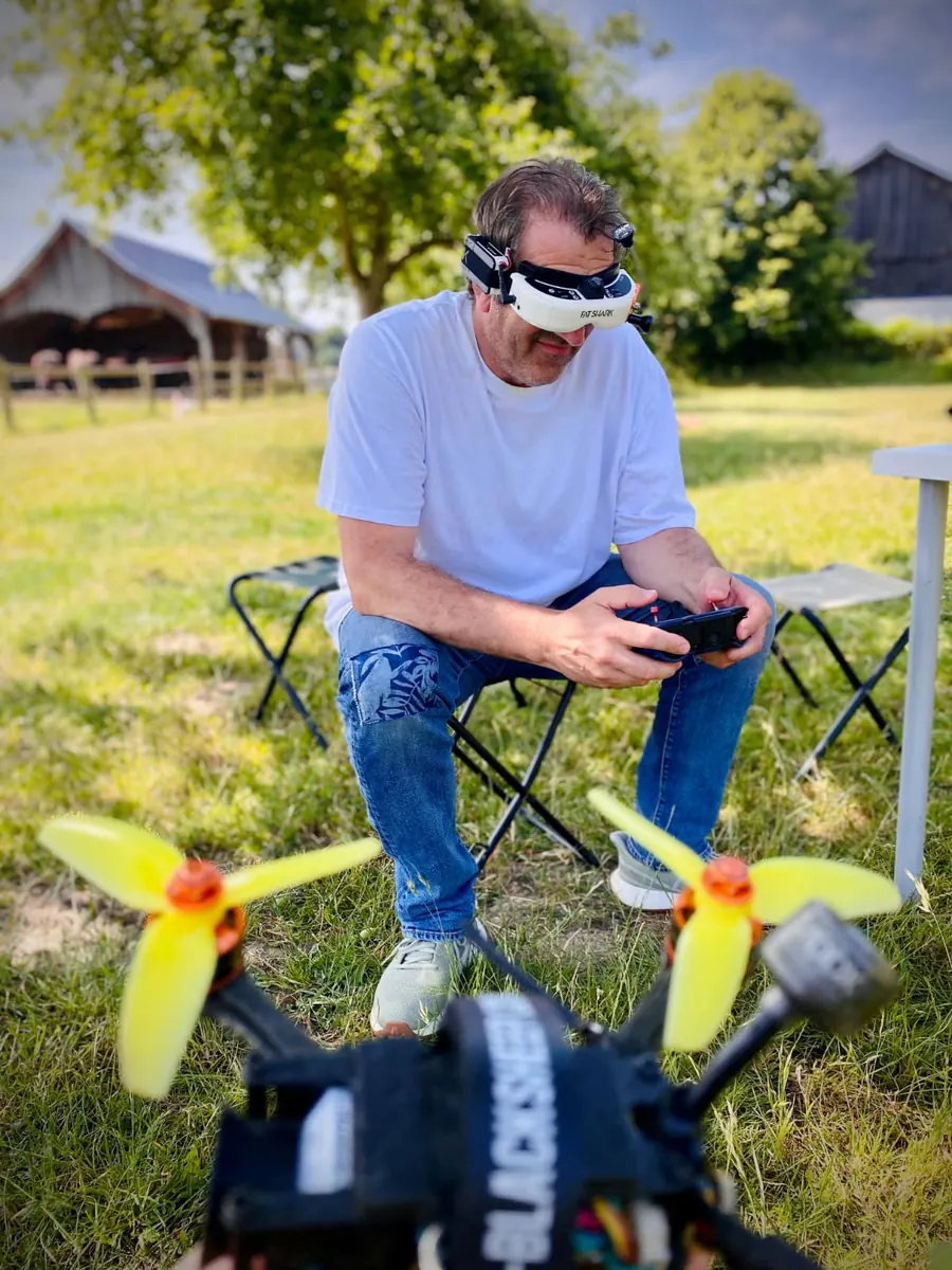 Pilotage fpv avec casque en extérieur pour Formation FPV Cine — Pilotage immersif drone TELEPILOTE.