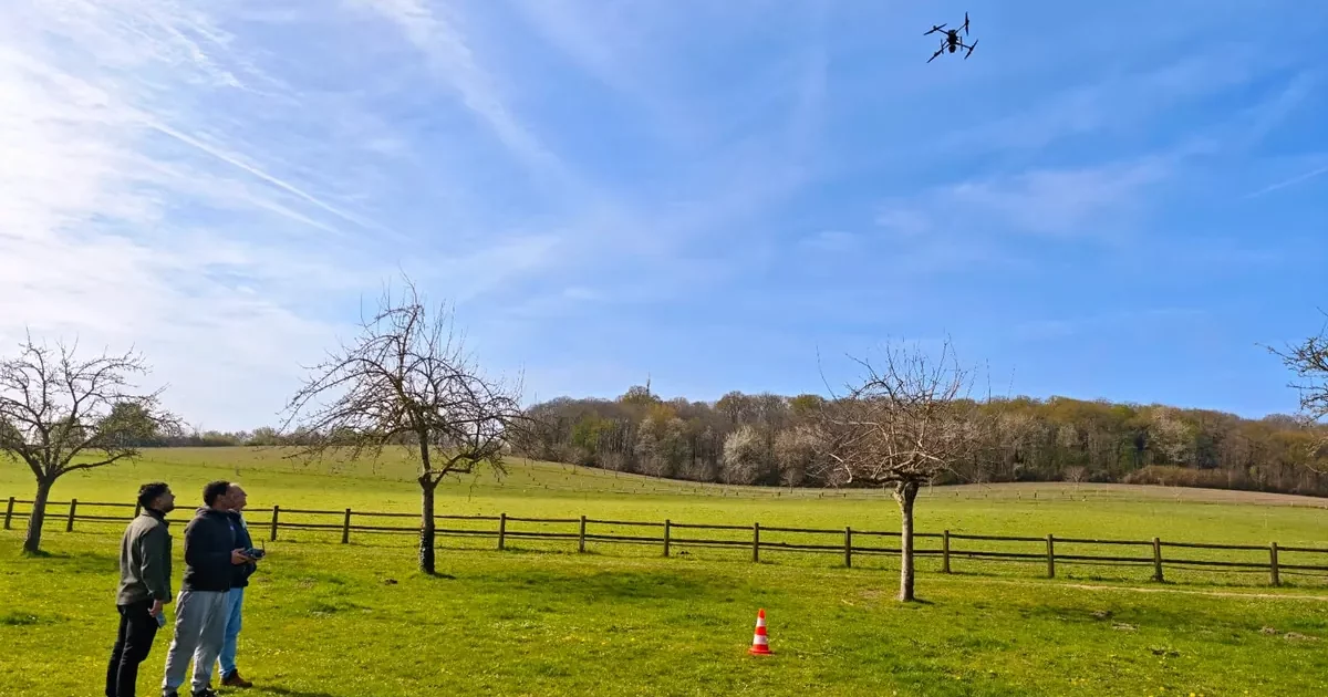 Stagiaires en exercice de pilotage sur le terrain de vol du campus TELEPILOTE de Marcq pendant la formation Pilote de drone 5 jours