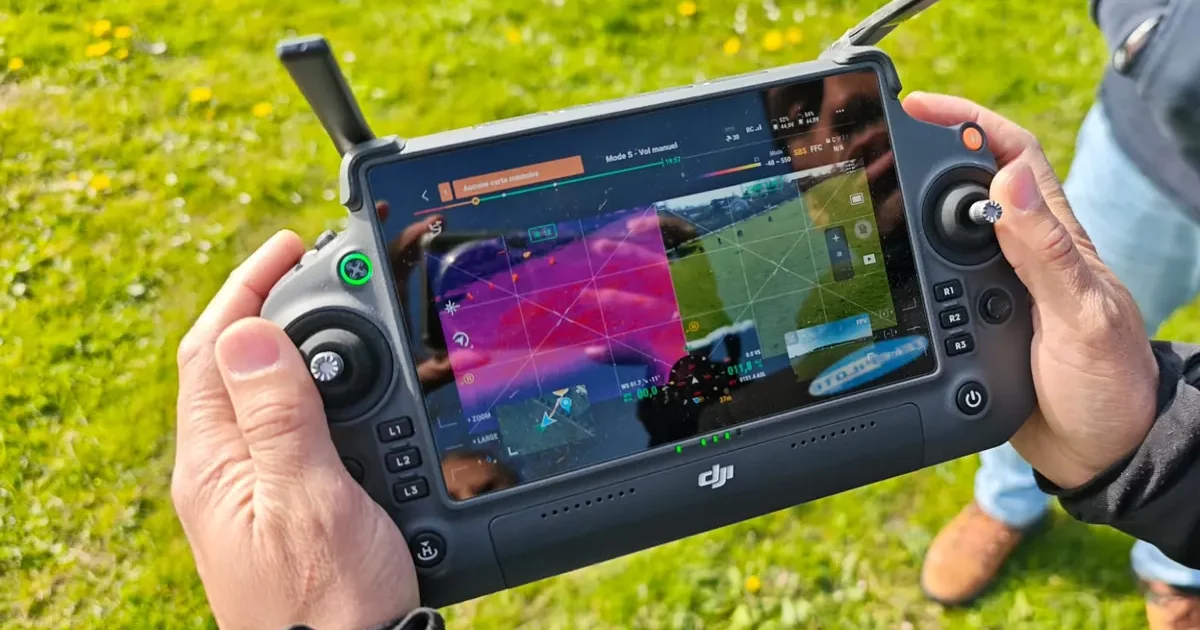 Image thermique d'un bâtiment sur la radiocommande d'un drone à caméra thermique