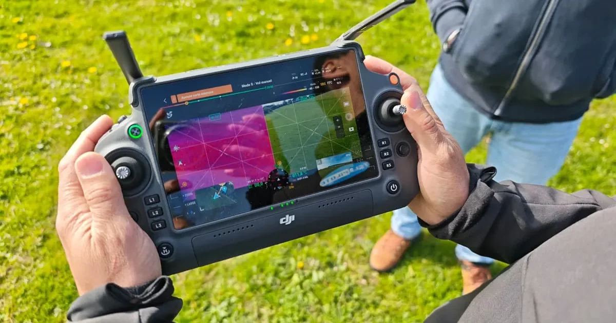 Retour de la caméra thermique sur la télécommande du drone pendant la formation thermographie par drone TELEPILOTE