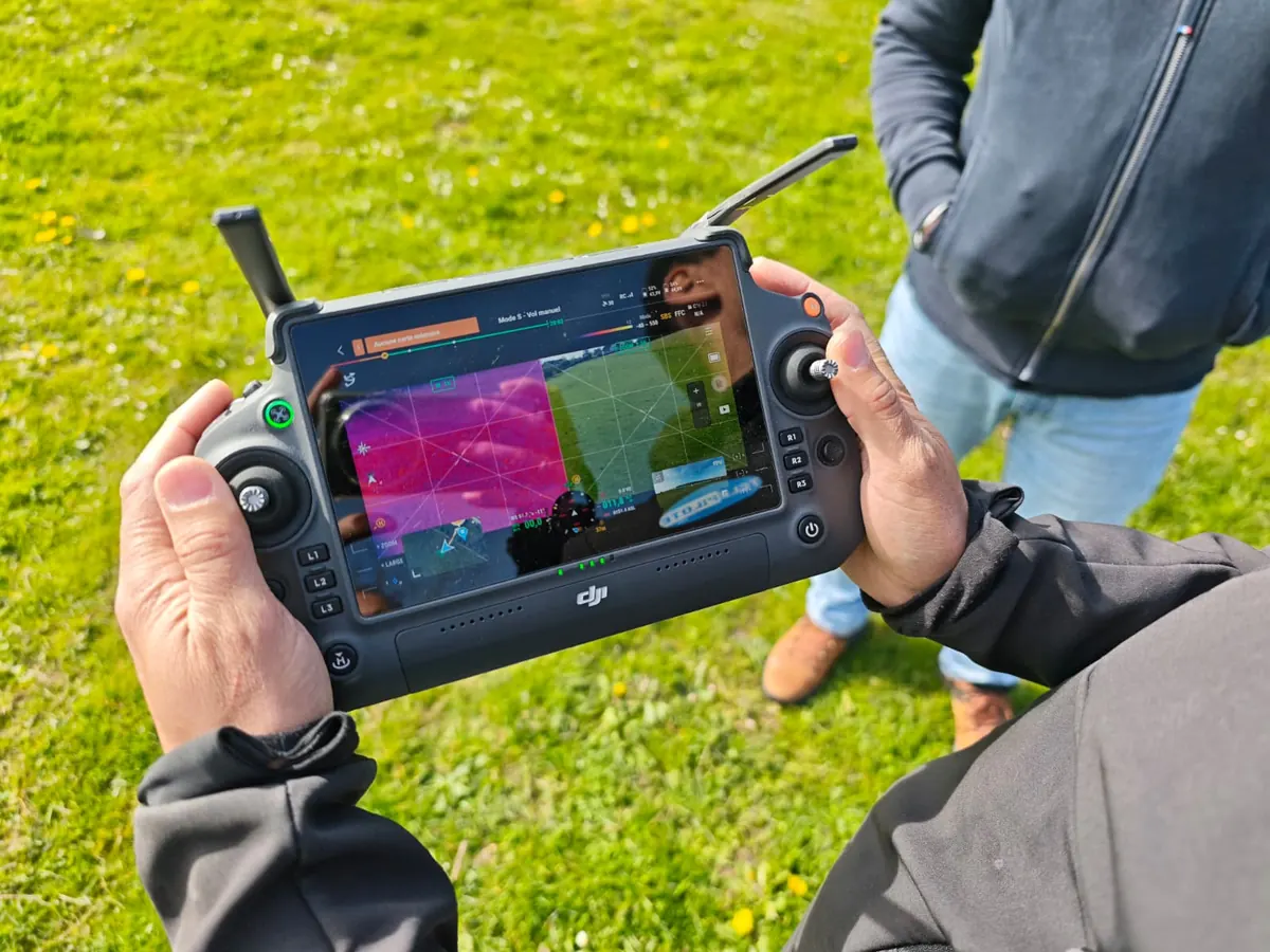 Retour caméra thermique sur télécommande pour Formation Thermographie drone — Diagnostic TELEPILOTE.