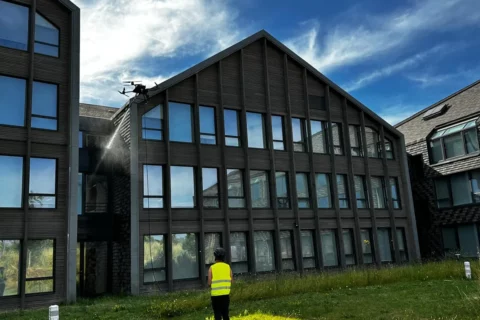 Nettoyer des façades vitrées au drone : ce que ça change