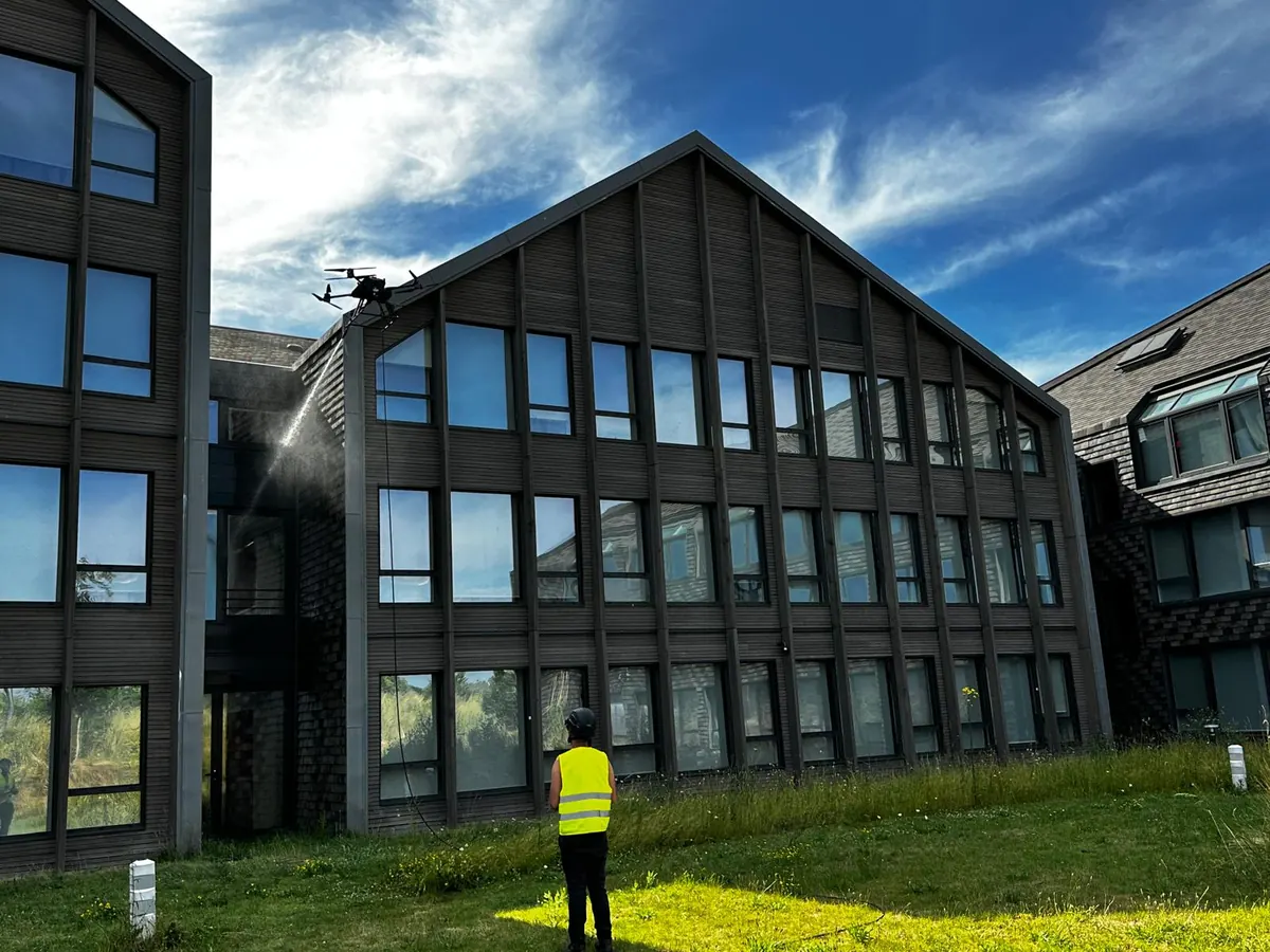 Nettoyage de façade d'immeuble par drone pour Nettoyage par drone TELEPILOTE.