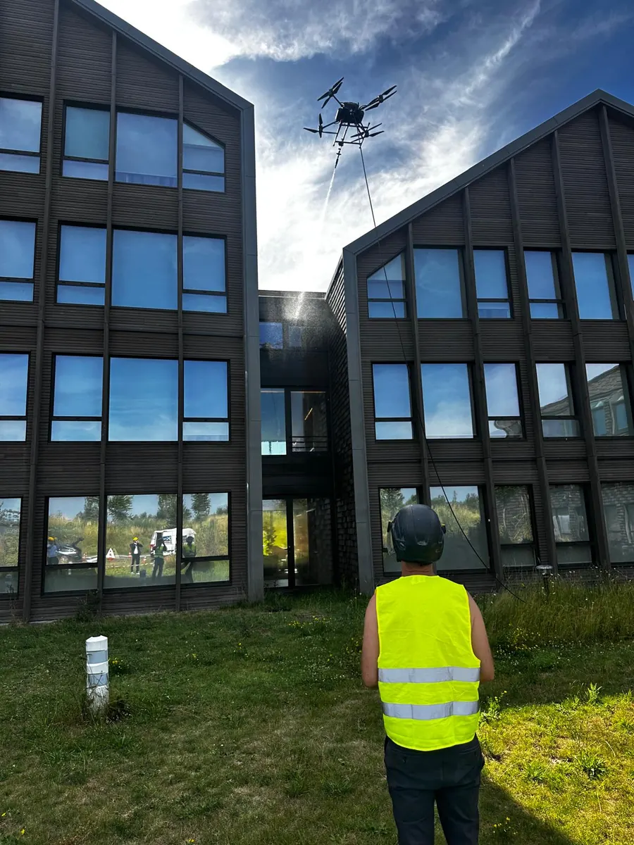 Nettoyage de façade d'immeuble par drone pour Nettoyage par drone TELEPILOTE.