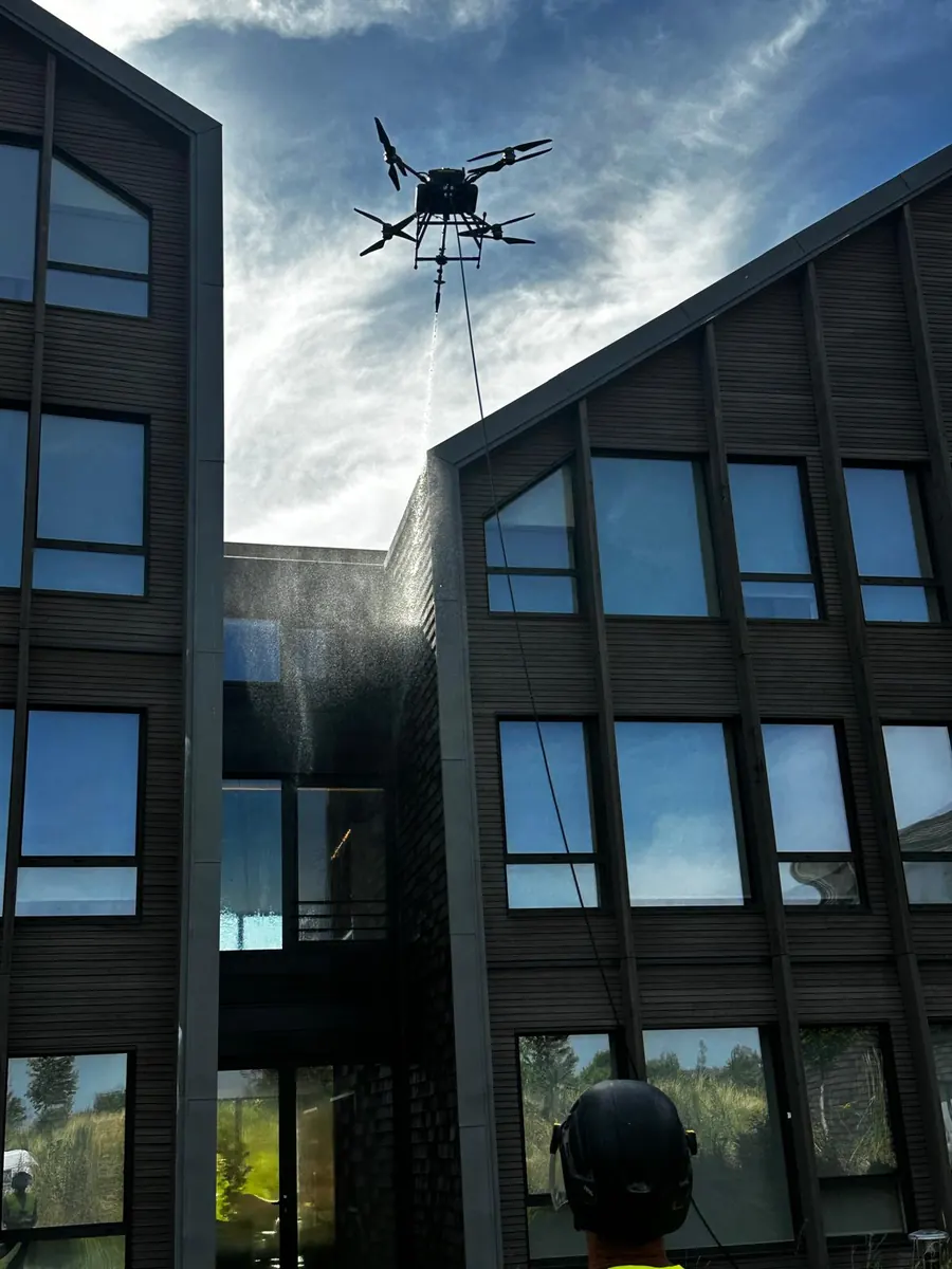 Nettoyage de façade d'immeuble par drone pour Nettoyage par drone TELEPILOTE.