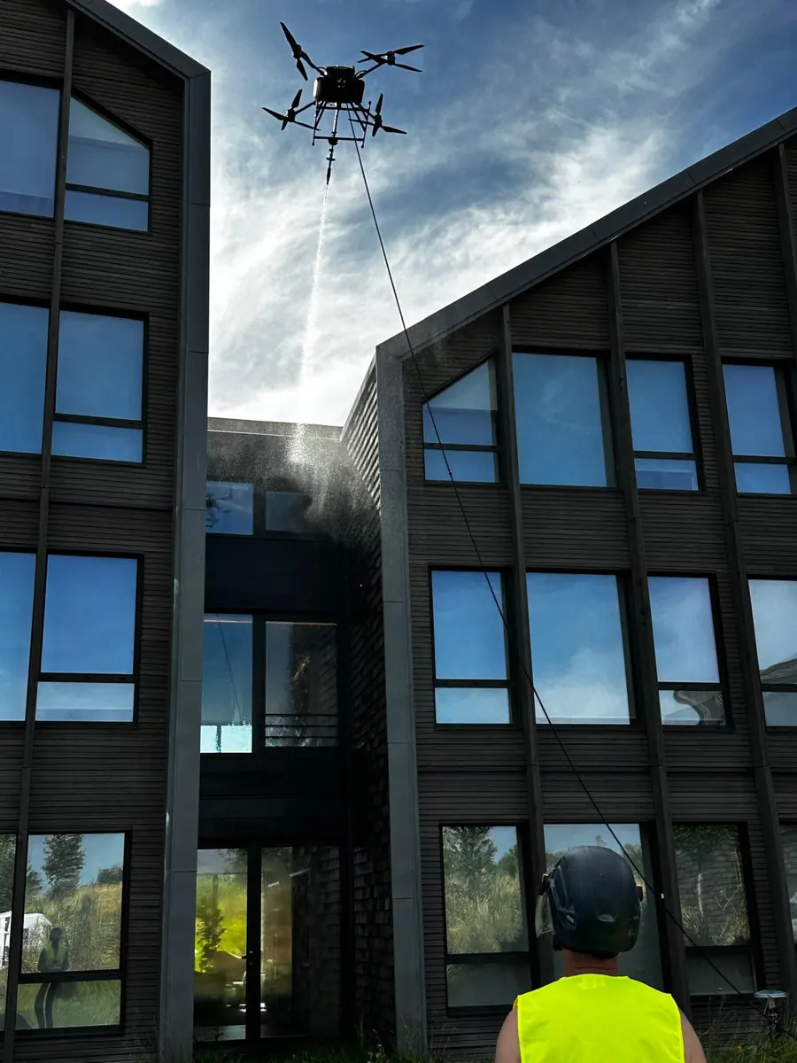 Nettoyage de façade d'immeuble par drone pour Nettoyage par drone TELEPILOTE.