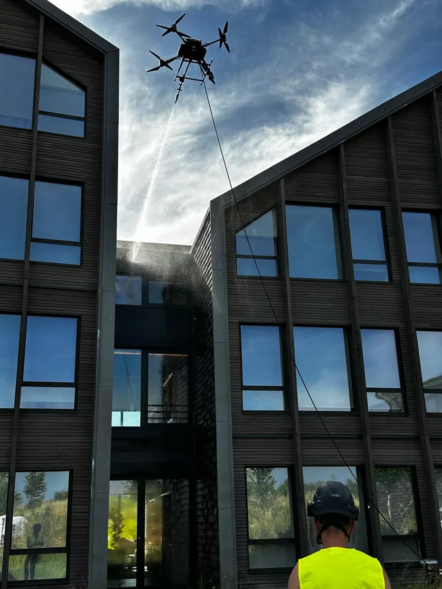 Nettoyage de façade d'immeuble par drone pour Nettoyage par drone TELEPILOTE.