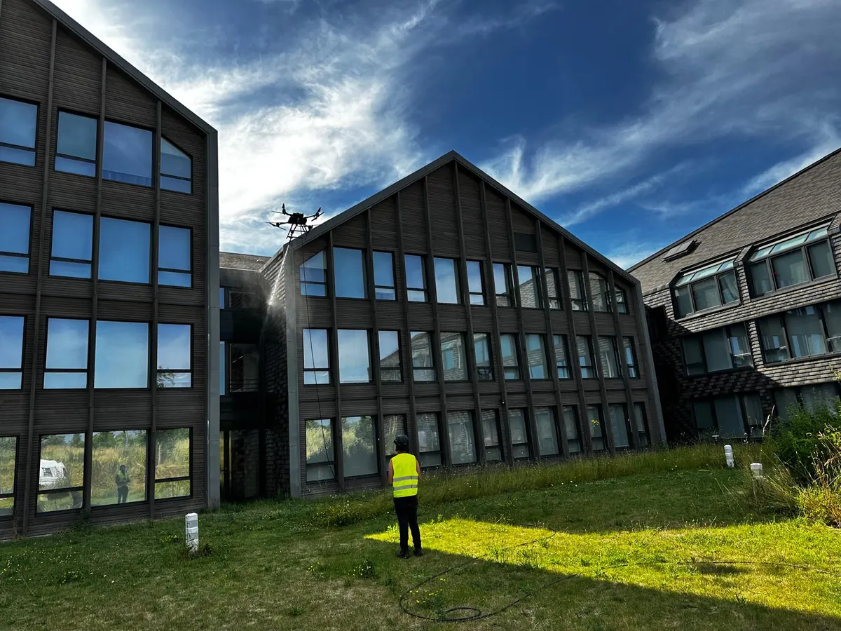 Nettoyage de façade d'immeuble par drone pour Nettoyage par drone TELEPILOTE.