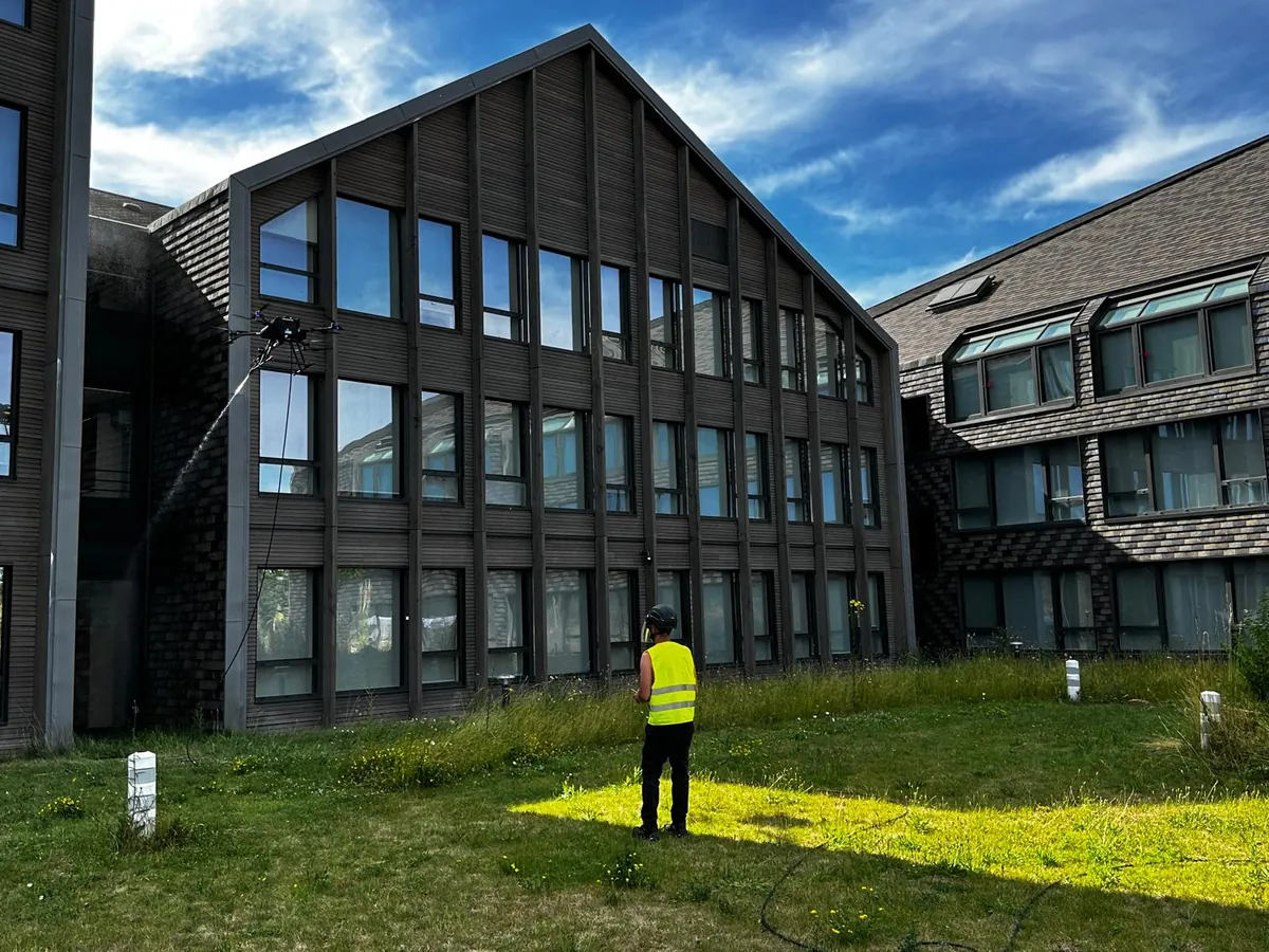 Nettoyage de façade d'immeuble par drone pour Nettoyage par drone TELEPILOTE.