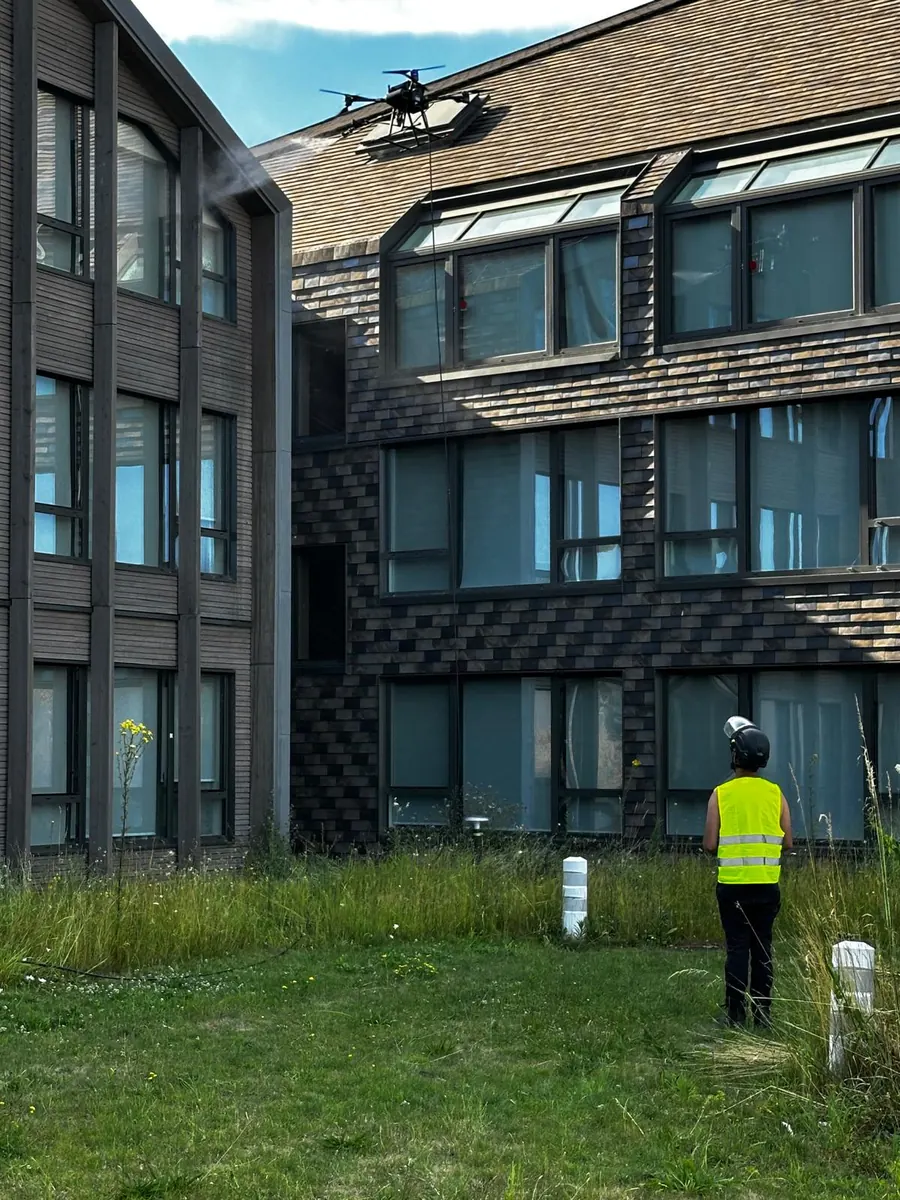 Nettoyage de façade d'immeuble par drone pour Nettoyage par drone TELEPILOTE.