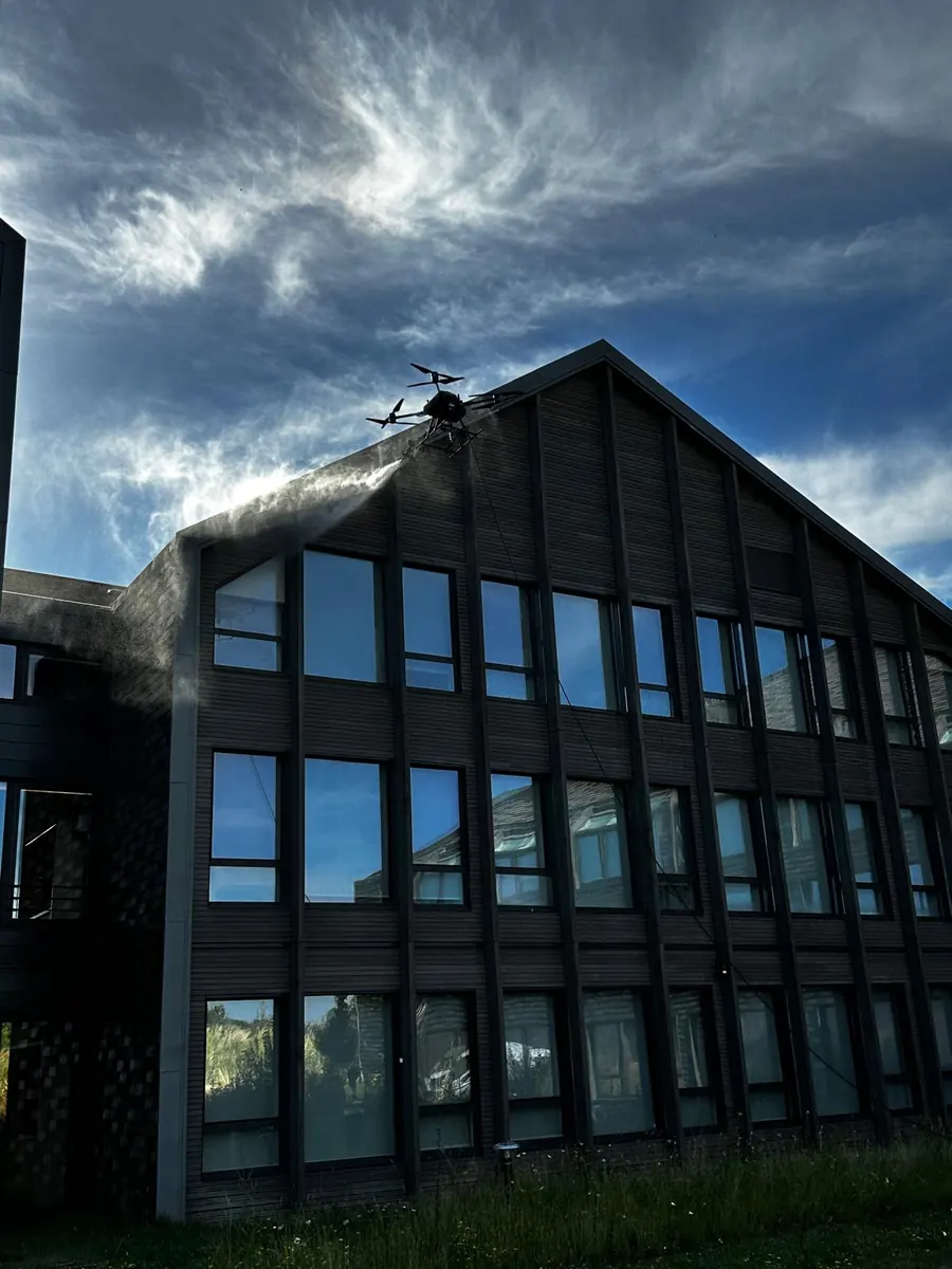 Nettoyage de façade d'immeuble par drone pour Nettoyage par drone TELEPILOTE.