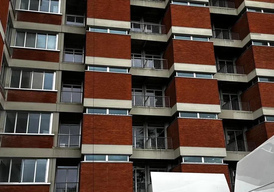 Inspection de la façade d'un immeuble par drone, exercice de la formation Modéliser et Inspecter en drone RS6765