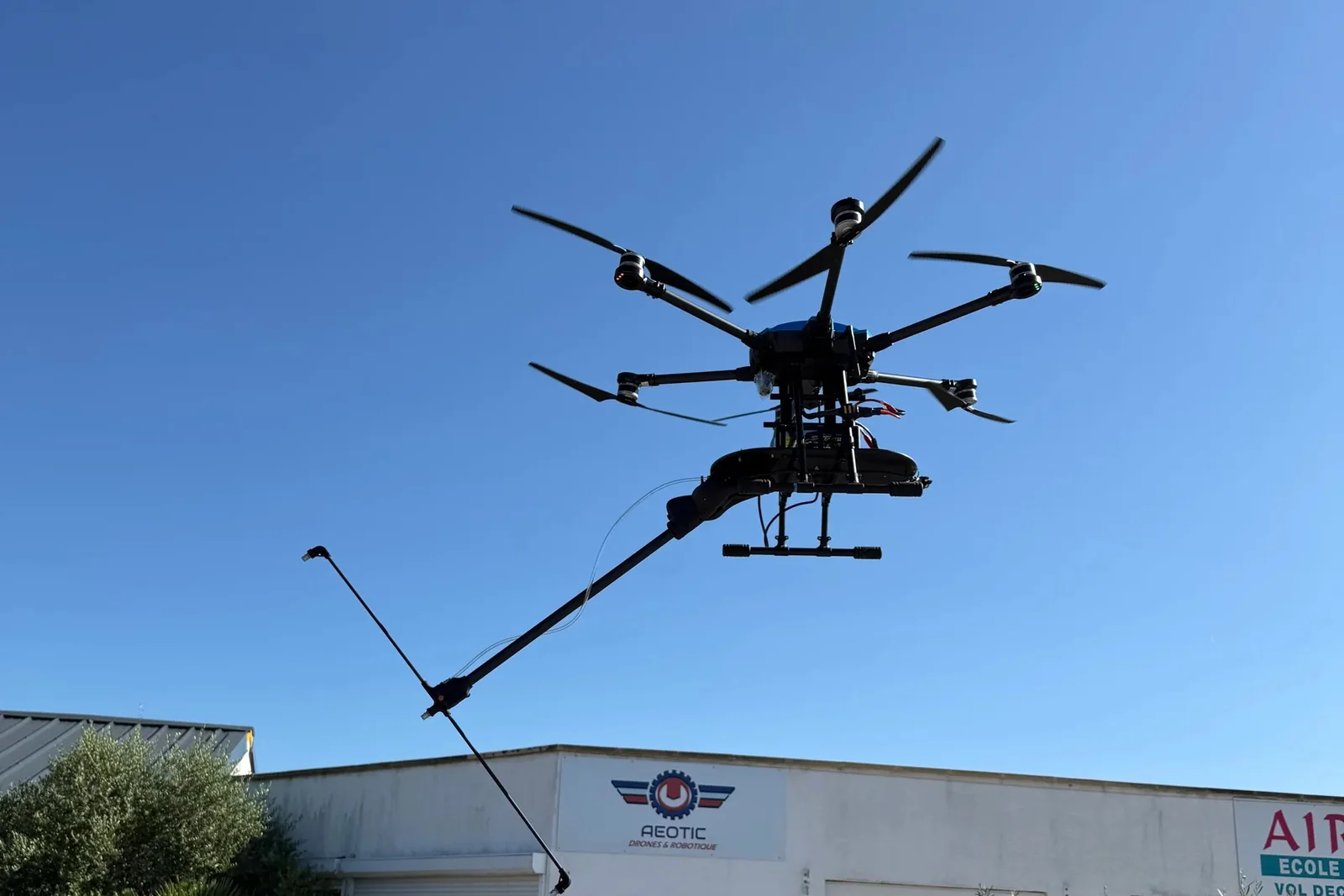 Nettoyage et démoussage de toiture par drone